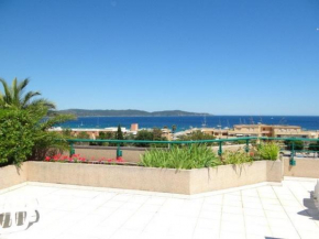 Superbe villa avec immense terrasse et vue sur mer, à 200m des plages - 2 chambres climatisées - FR-1-100-172